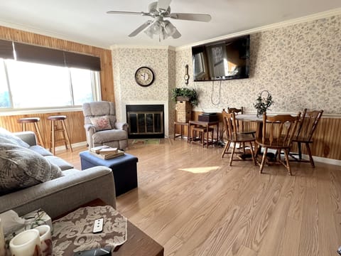 Closer look at living room.. Stools to sit an enjoy the direct mountain view!