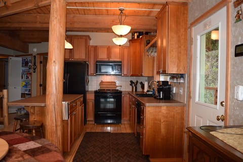 You can whip up gourmet meals in no time in this kitchen