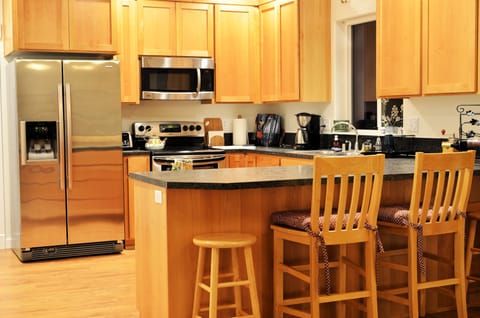 Kitchen with breakfast bar