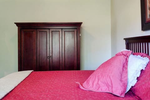 Cozy king bed - plenty of space