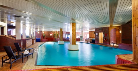 Indoor pool, sun loungers