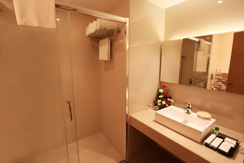 Silk | Bathroom | Shower, rainfall showerhead, free toiletries, hair dryer