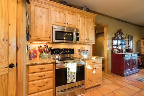 Induction cooktop. Convection Oven w warming drawer. Service ware for 10+.