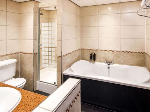 Superior Suite, 1 Double Bed | Bathroom | Eco-friendly toiletries, hair dryer, towels