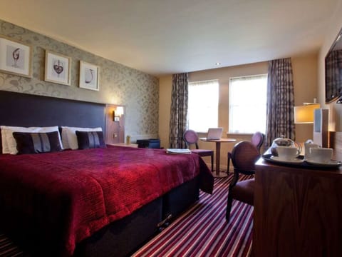 Standard Room, 1 Double Bed, Non Smoking | In-room safe, desk, laptop workspace, soundproofing