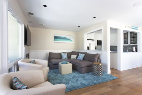 Family friendly room, open floor plan NEW FLOORING JUST INSTALLED MAY 2019