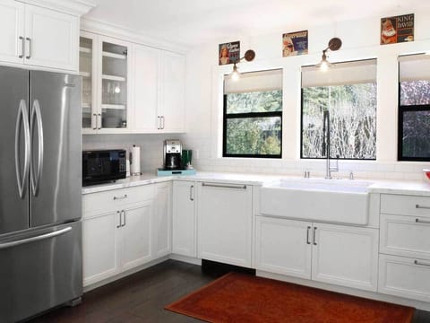 Chef's kitchen w/Carrera Marble countertops & filtered drinking water.