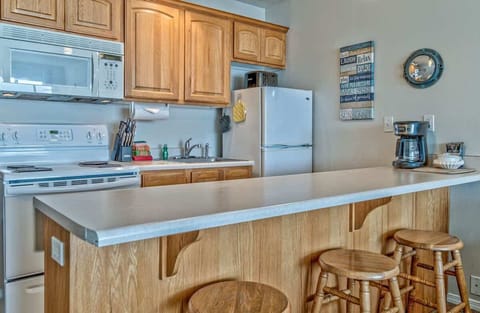 Lots of counter space in here