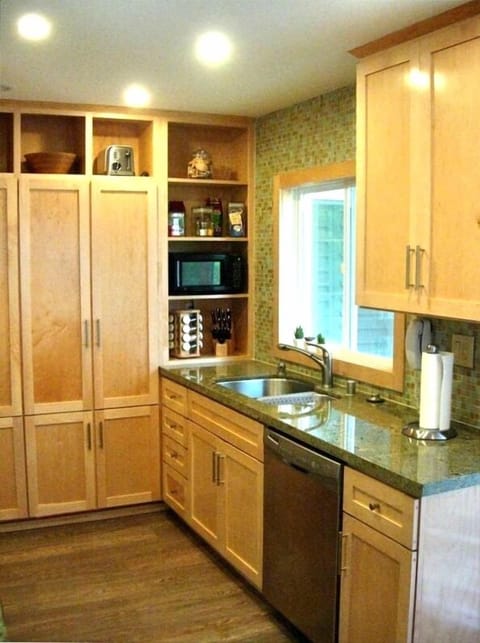 Kitchen - Stainless Appliances - Granite - Glass Tiles - Large Refrigerator