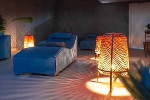 1 treatment room, massages