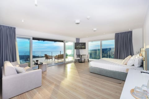 Panoramic Suite with Balcony and Whirpool | Minibar, in-room safe, desk, laptop workspace