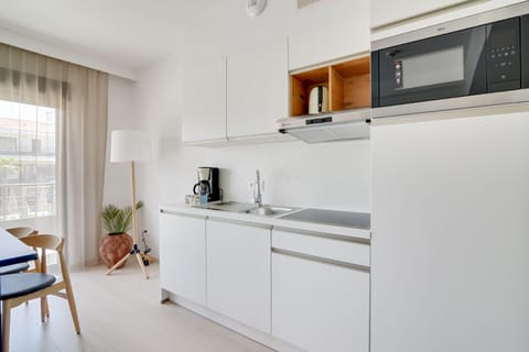 Deluxe Apartment, Non Smoking | Private kitchen | Fridge, oven, stovetop, dishwasher