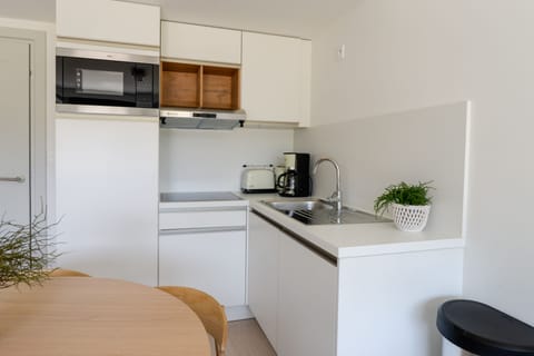 Deluxe Apartment, Multiple Beds, Non Smoking | Private kitchen | Fridge, oven, stovetop, dishwasher