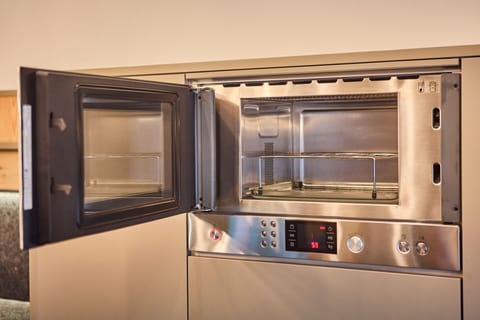 Apartment (Appartement) | Private kitchen | Full-size fridge, oven, stovetop, coffee/tea maker
