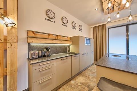 Apartment (Appartement) | Private kitchen | Full-size fridge, oven, stovetop, coffee/tea maker