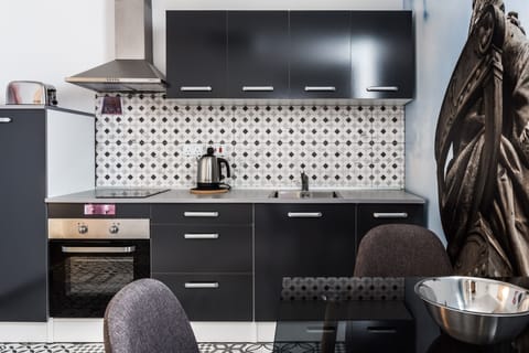 Deluxe Apartment (Pjazza Regina) | Private kitchenette | Full-size fridge, oven, stovetop, dishwasher