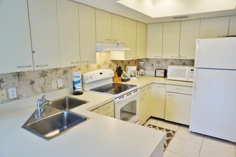 Villa, 1 Bedroom | Private kitchen | Fridge, oven, coffee/tea maker, toaster