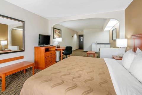 Suite, 1 King Bed with Sofa bed, Non Smoking | Desk, blackout drapes, iron/ironing board, free WiFi