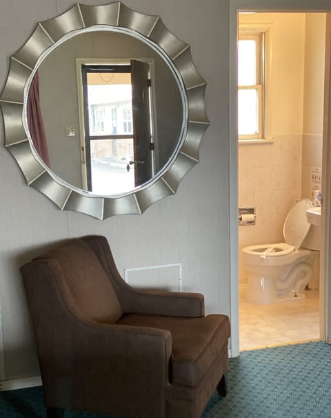 Luxury Single Room, 1 King Bed, Mountain View | Bathroom | Combined shower/tub, deep soaking tub, hydromassage showerhead