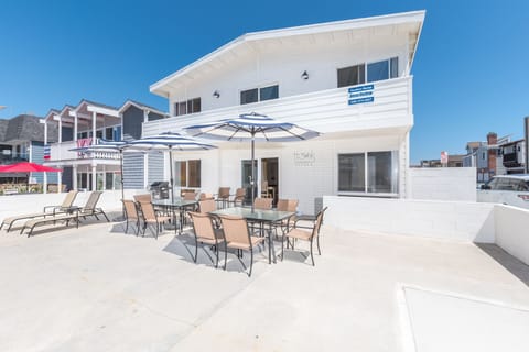 This listing pertains to the downstairs unit only. The upstairs 5bed/3ba can be booked simultaneously, when available.
                