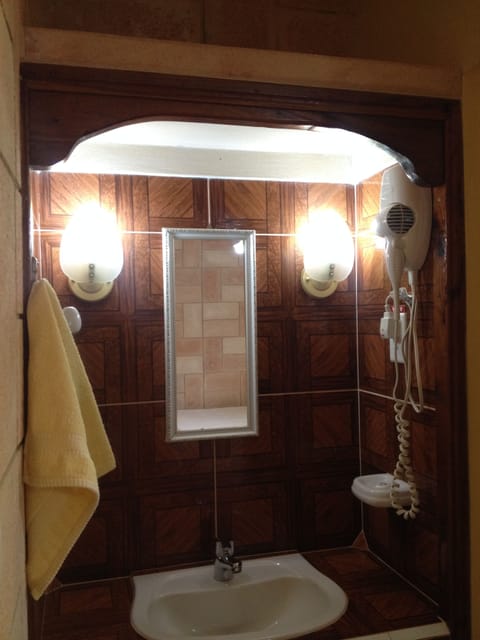 Comfort Triple Room | Bathroom | Shower, rainfall showerhead, hair dryer, towels