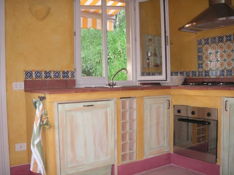 kitchen with dishwasher and washing machine 