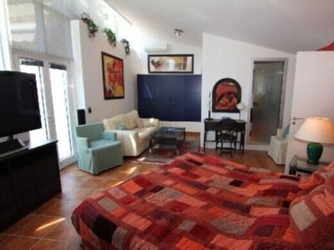 A view of another apartment Bed-room!!