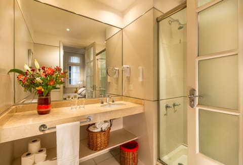 Deluxe Room | Bathroom | Combined shower/tub, rainfall showerhead, eco-friendly toiletries