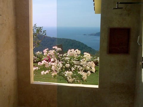 MARVELLOUS VIEW TO THE GARDEN AND SEA FROM THE Second bedroom En suite bathrom