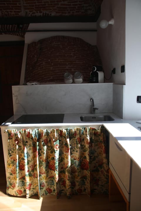 The kitchenette with the ancient scale