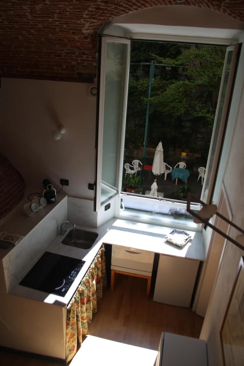 The cooking corner with the marble sink in genoese style