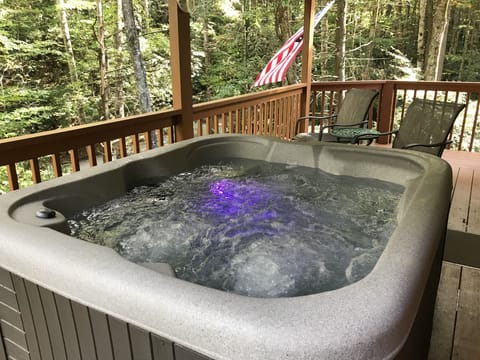 Installed 10-11-2019 BRAND NEW HOT TUB. LOTS OF JETS AND COOL LED LIGHTS