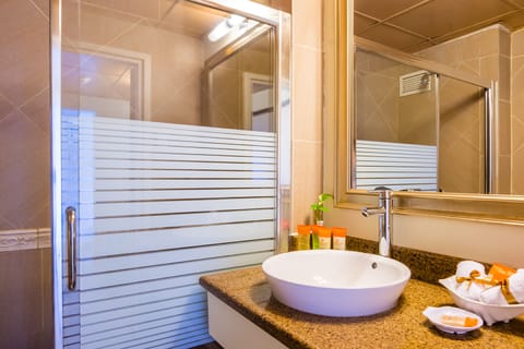 Sun Club Suite Ocean Front | Bathroom | Shower, free toiletries, hair dryer, towels