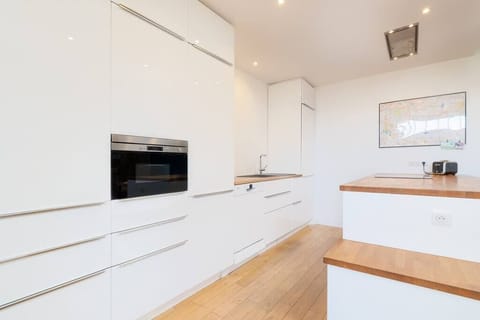 La cuisine est spacieuse et complètement équipée...on y cuisine à plusieurs sans problème.