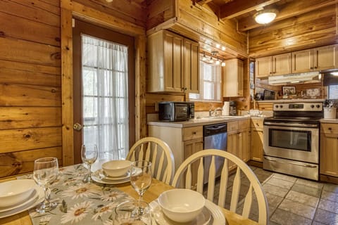 Wears Valley Pet Friendly Cabin "Sweet Dreams" - Dining area and kitchen