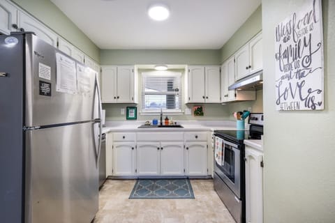 Full-size appliances (microwave & dishwasher hidden by fridge)