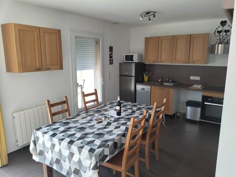 salle à manger gîte tournesols ombre bleue du figuier gîtes et chambres d'hôtes avec piscine ardèche