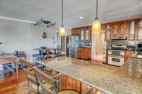 Granite L shaped counter with barstool seating