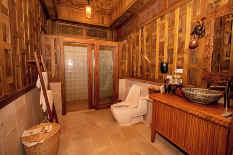 Combined shower/tub, deep soaking tub, free toiletries, hair dryer