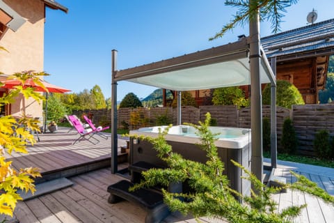 view of the garden with jacuzzi