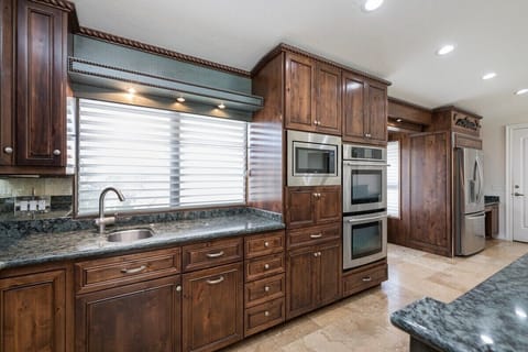 Open bright Kitchen features
Dual Dishwashers, Dual Ovens, Dual Sinks, 6-Burner Gas Stove.