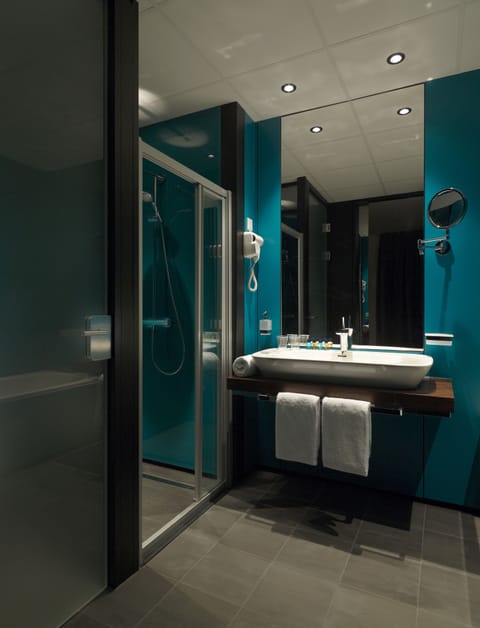 Suite | Bathroom | Shower, eco-friendly toiletries, hair dryer, towels