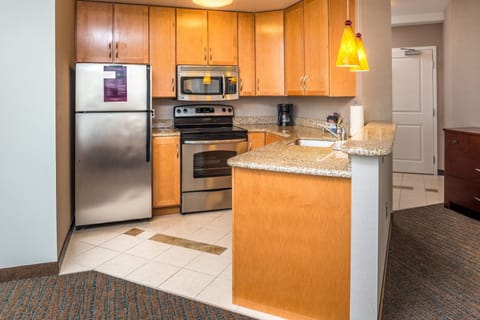 Executive Suite, 2 Bedrooms, Park View | Private kitchen | Full-size fridge, microwave, stovetop, dishwasher