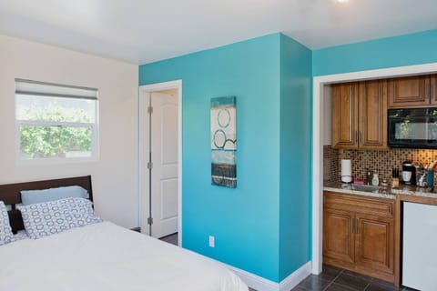 Queen size bed & kitchenette