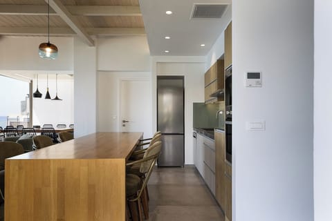 Modern and fully equipped kitchen.