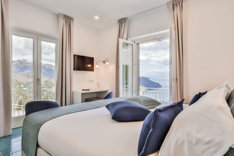 Romantic Studio Suite, Sea View | Premium bedding, minibar, in-room safe, individually decorated