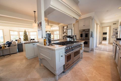 Kitchen with 4 owens ad 