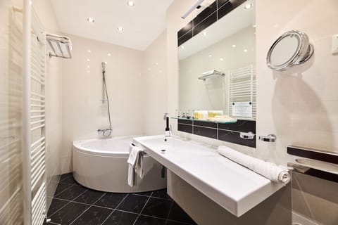 Studio Suite | Bathroom | Free toiletries, hair dryer, bathrobes, towels