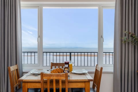 Sea front apartment with views, pet friendly