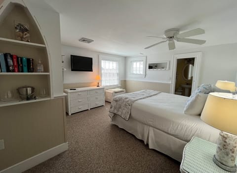 Room 5 | Individually decorated, individually furnished, iron/ironing board